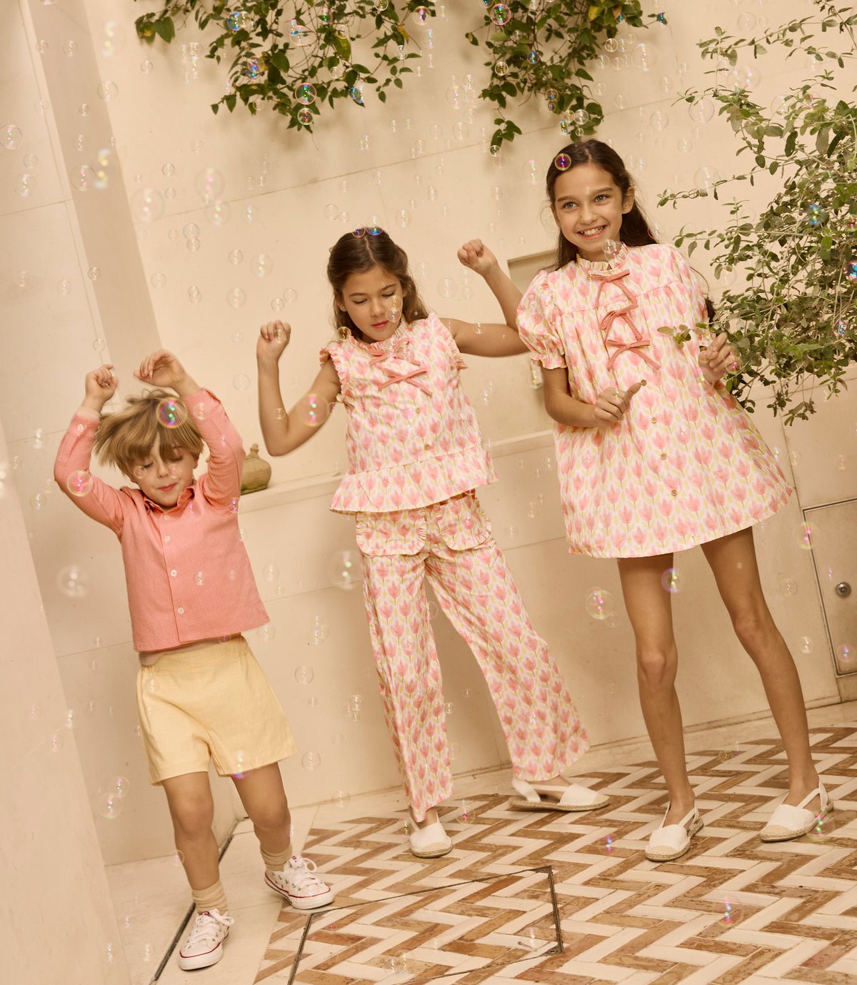 Niños con ropa de la nueva colección de Aventura Kids